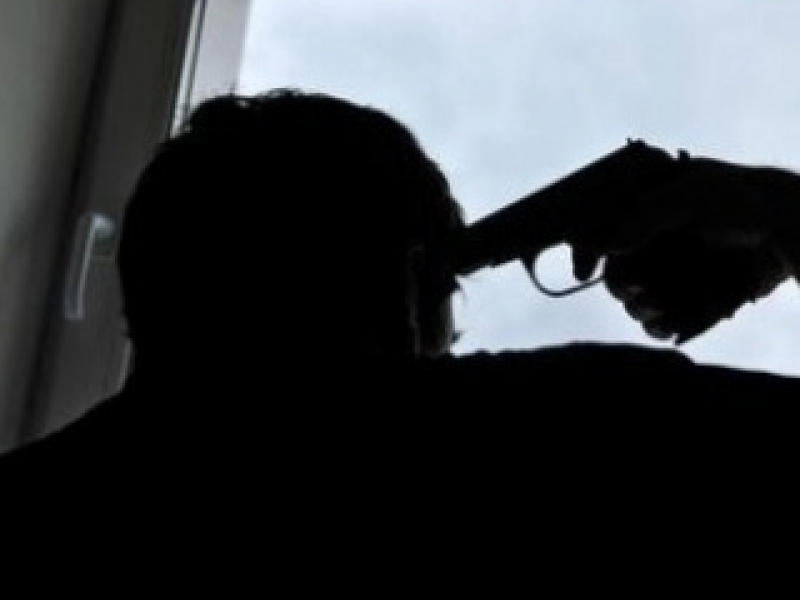 Bakıda şok hadisə - Polis ehtiyatsızlıqdan özünü güllələdi