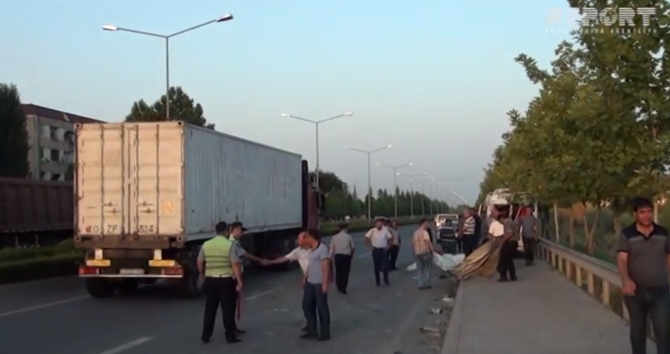 Yük maşını mikroavtobusla toqquşdu - 3 nəfər öldü, 9 yaralı var