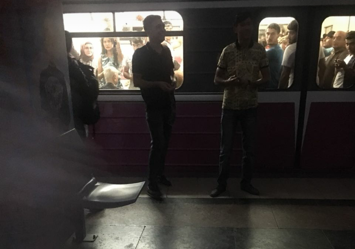 Yenə işıq söndü - Sərnişinlər metroda qaldı