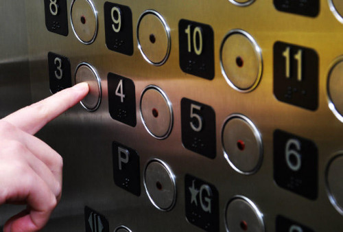 Bakıda 22 nəfər liftdə qaldı