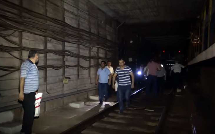 İşıq sönən zaman metroda qalan jurnalist başına gələnlərdən yazdı