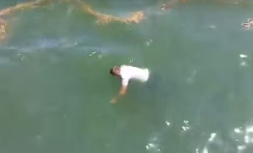 Bulvarda sərxoş özünü dənizə atdı