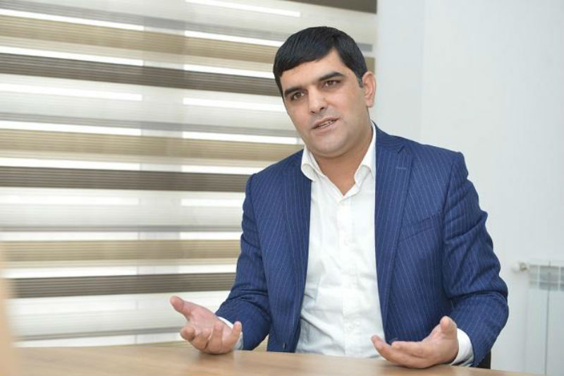 Jurnalist Ruslan Bəşirlinin avtomobilini vurdular – Polis isə cəriməni zərərçəkənə yazdı 