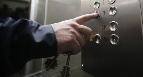 Bakıda bədbəxt hadisə - Trosu qırılan lift şaxtaya düşdü, yaralananlar var