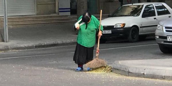 Qolu sarğılı süpürgəçi qadın kimdir? - FOTO - VİDEO