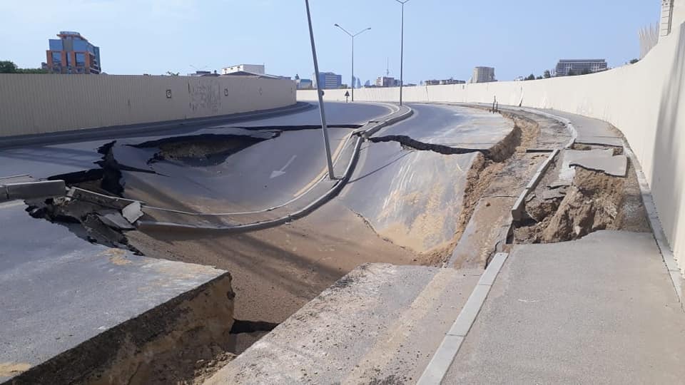 Bakıda çökən yolun altında ikimərtəbəli tikili tapılıb - FOTOLAR