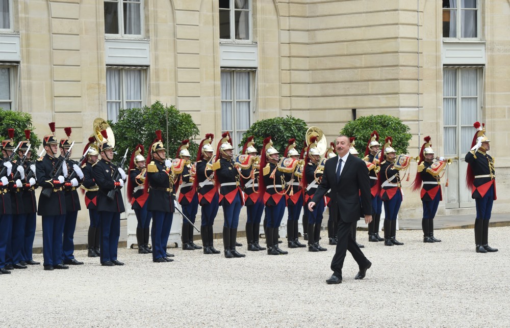 Prezident İlham Əliyev fransalı həmkarı ilə görüşüb