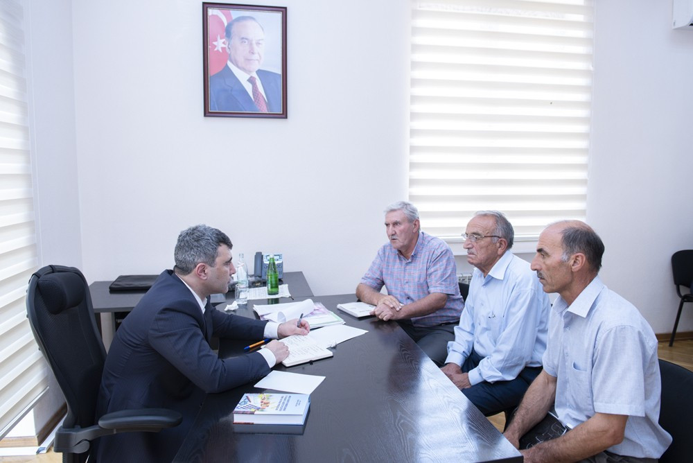 Kənd təsərrüfatı naziri Şamaxıda vətəndaşları qəbul edib