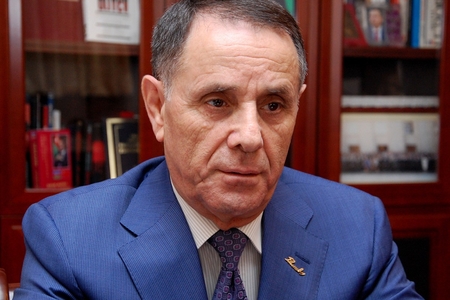 Baş nazir jurnalistləri təbrik etdi