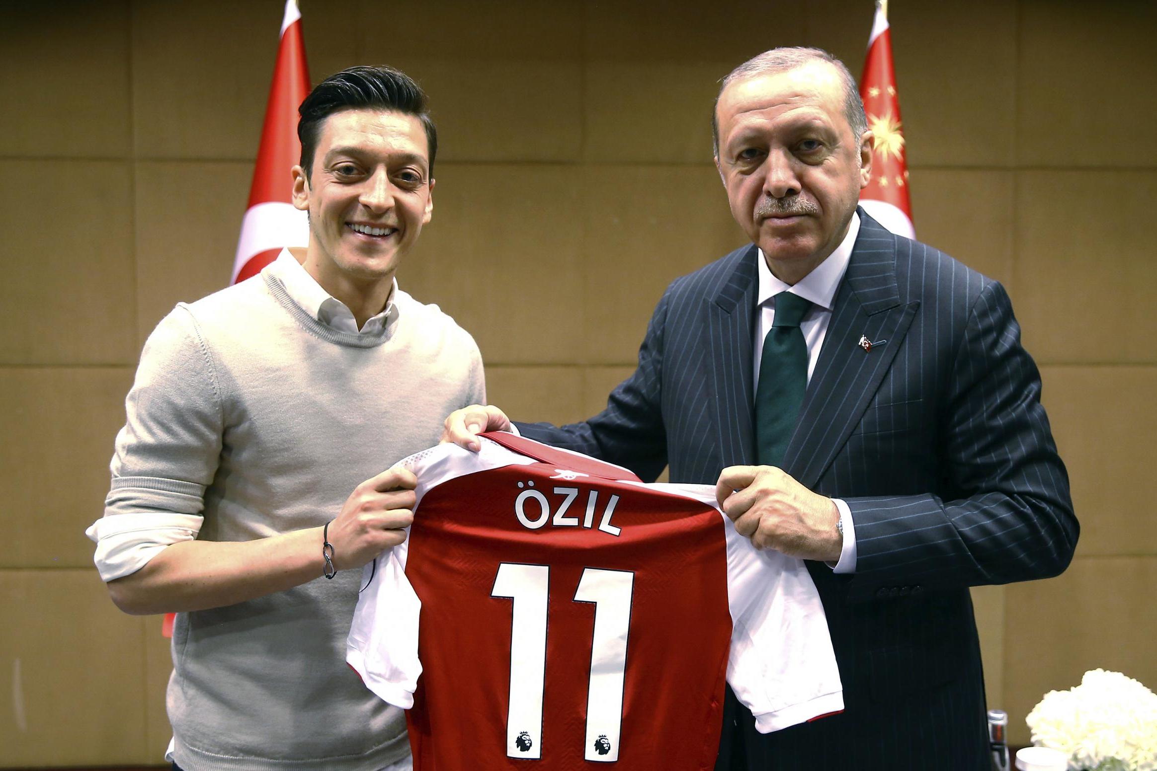 Məsut Özil Ərdoğanla görüşdüyünə görə təhqirlərə məruz qaldı və yığmadan getdi