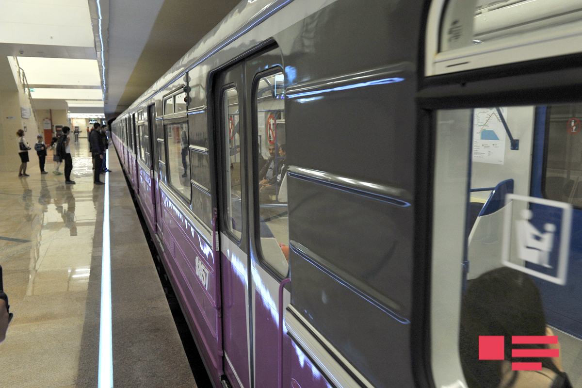 Bakı metrosunda qatar sərnişini vurdu