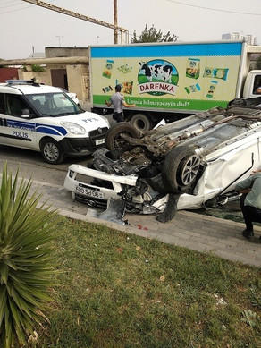 Bakıda taksi yüksək sürətlə beş avtomobilə çırpılaraq aşıb, xəsarət alanlar var