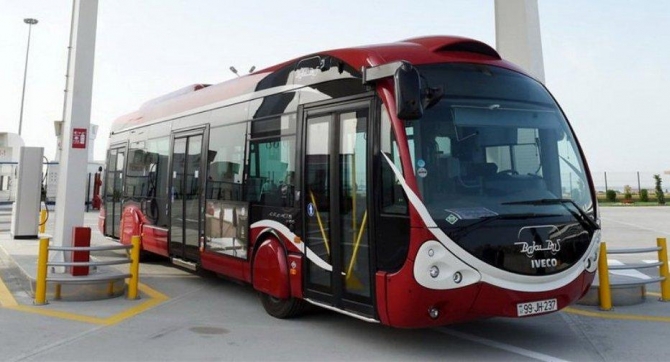 "BakuBus” avtobusunun yolunda növbəti təhlükəli vəziyyət - VİDEO
