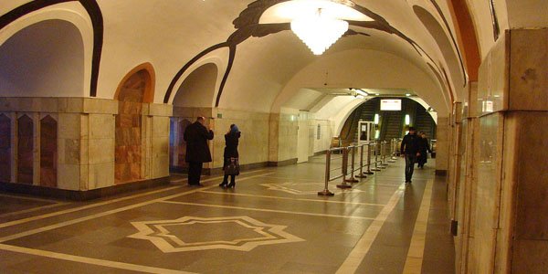Bakı metrosunda həyacanlı anlar: qadın sərnişə polislər kömək etdi