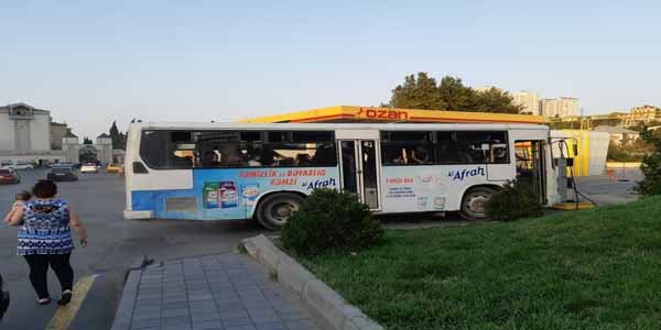 Bakıda sərnişin dolu avtobus yanacaqdoldurma məntəqəsinə çırpıldı - VİDEO