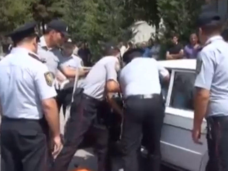 Yolda halı pisləşən sürücünün ürəyi dayandı – DƏHŞƏTLİ GÖRÜNTÜLƏR 