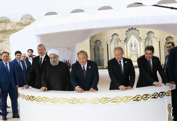 Dövlət başçıları nərə balıqlarının Xəzərə buraxılması mərasimində - FOTOLAR