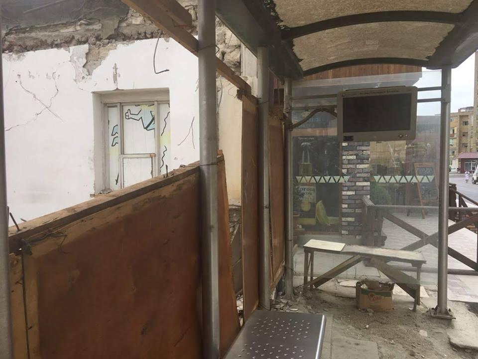 Dayanacağın şüşələrini qırıb, dirəkləri zədələdilər - Xətaidə vəhşilik