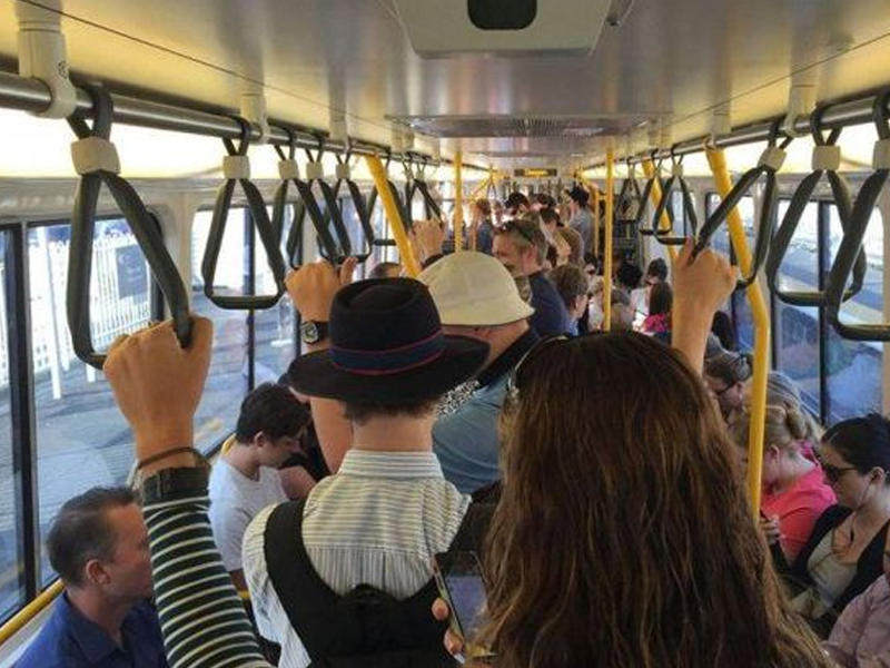 Bakıda avtobusda qadınlar arasında dava düşdü: "Səni pəncərədən ataram" - VİDEO