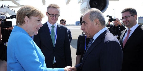 Angela Merkel Azərbaycana gəldi - FOTO