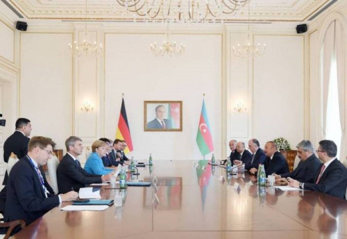 İlham Əliyev Merkellə Qarabağı müzakirə etdi