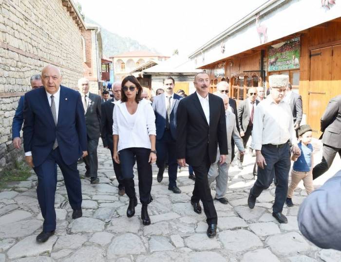 Prezident xanımı ilə Lahıcı gəzdi, sakinlərlə şəkil çəkdirdi - FOTOLAR