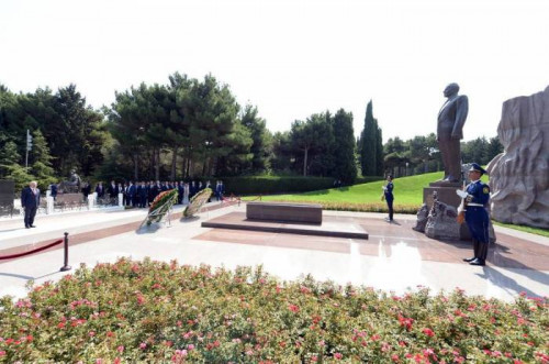 Binəli Yıldırım Fəxri və Şəhidlər Xiyabanında