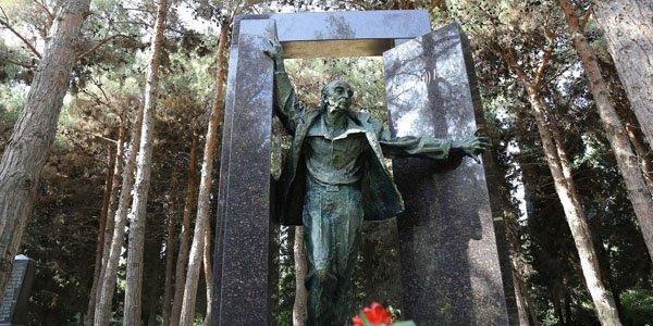 Lütfi Zadənin ölümündən bir il ötür