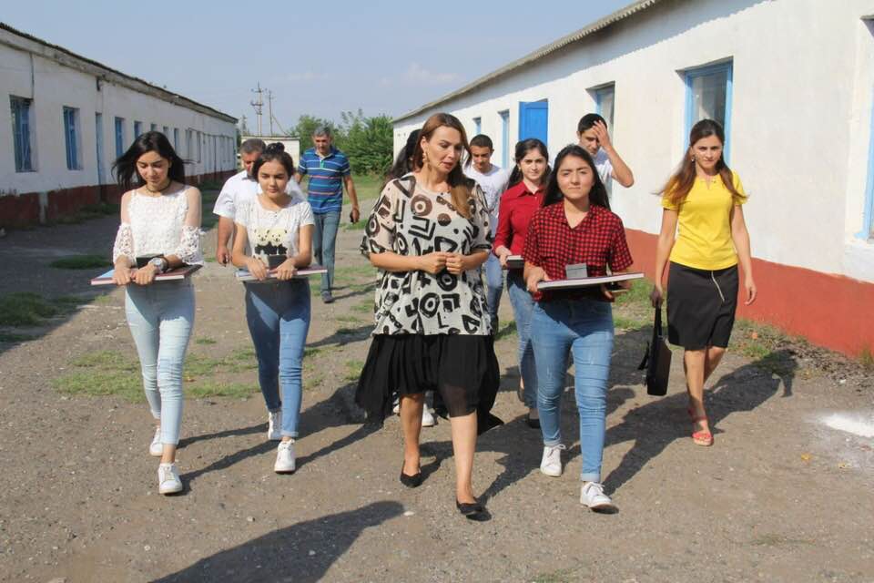 Qənirə Paşayeva yeni dərs ili öncəsi Tovuz kəndlərində müəllimlərlə görüşdü