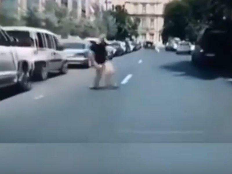 Bakıda özünü maşınların qabağına atan şəxs peyda oldu - VİDEO