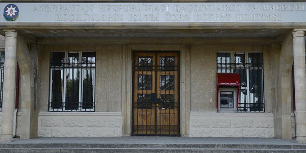 Polis “Qaçqınkom”un qarşısında yolu kəsmək istəyən şəxsi saxladı