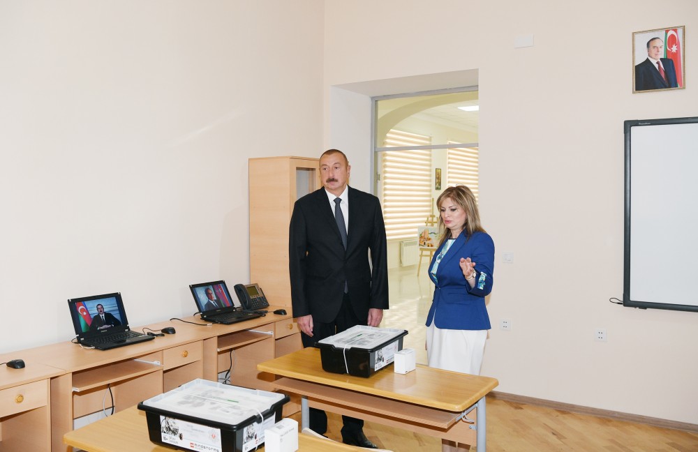 Prezident iki orta məktəbdə şəraitlə tanış oldu - FOTOLAR
