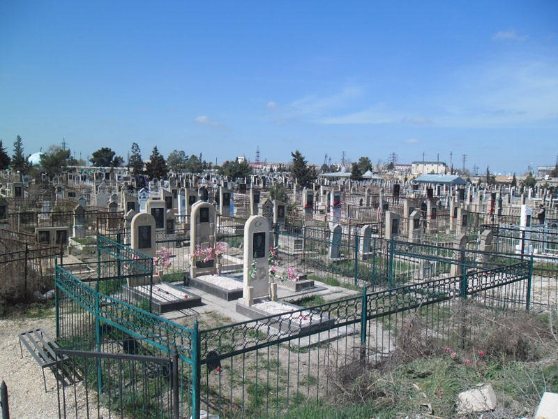 Bakıda faciə: oğlunun və ərinin qəbri başında öldü