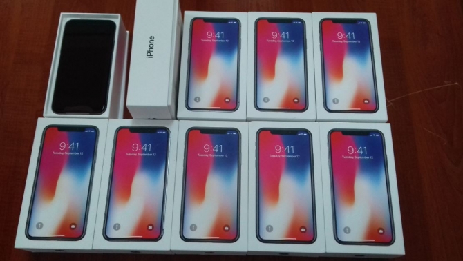 Azərbaycan vətəndaşının corablarından 10 ədəd "İphone X" çıxıb - VİDEO