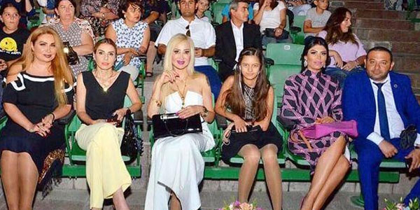 Xalq artistinin qızı Şəbnəm Tovuzlunun konsertini qulaqlıqda izlədi - FOTO