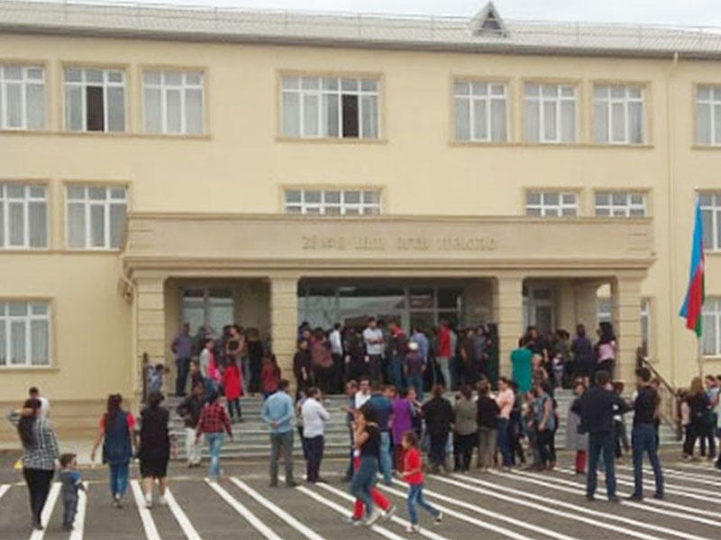 Yeni açılan məktəbdə sıxlıq yarandı, şagirdlər dərsə gedə bilmirlər - VİDEO