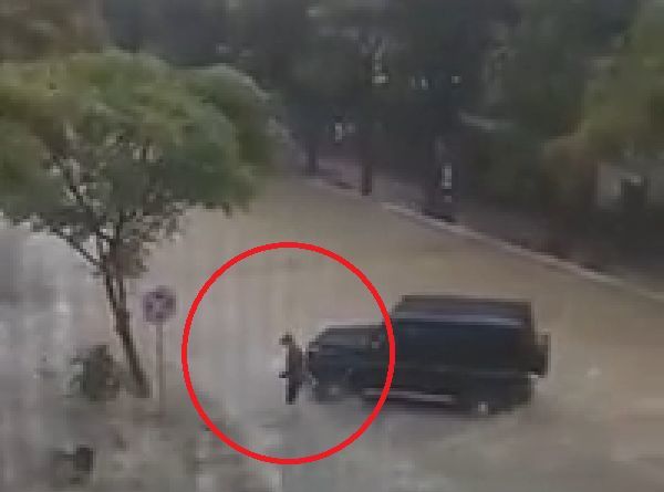 Bakıda "Gelandewagen” sürücüsündən insanlıq dərsi: Suda qalan gənci belə xilas etdi - VİDEO