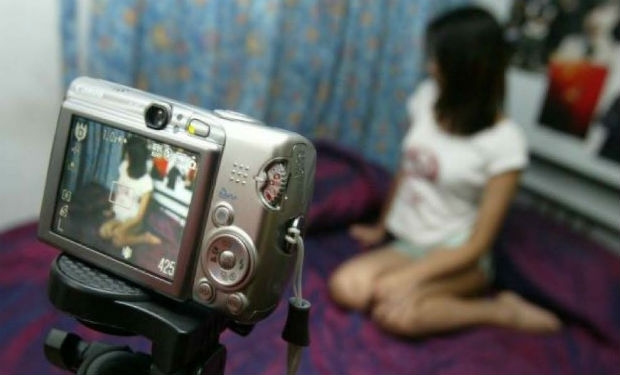Qadın 14 yaşlı qızının pornoqrafik videolarını sevgilisinə göndərdi