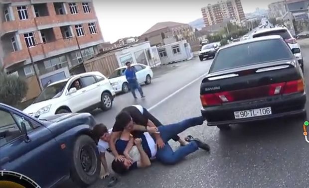 Masazırda kütləvi dava: Gənclər hər kəsin önündə əlbəyaxa oldu - VİDEO
