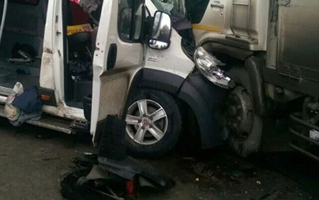 Sabirabadda fəhlələri daşıyan mikroavtobus “KamAZ”a çırpıldı - 8 yaralı