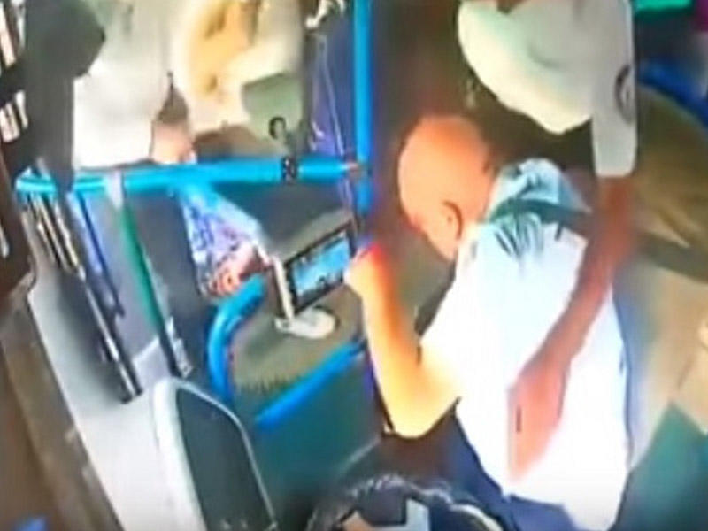 Bakıda sərnişin avtobus sürücüsünü döydü, maşının süşələrini sındırdı