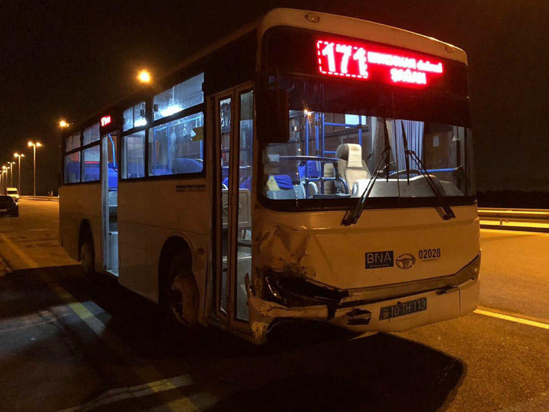 Bakıda avtobus qəzası - Sürücü sükan arxasında yatıbmış