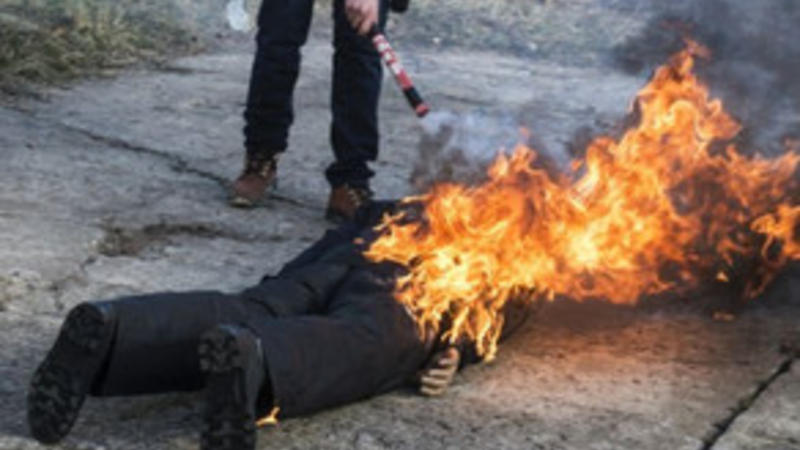 Yeznəsini başqa qadınla tutub üzərinə benzin töküb yandırdı - Azərbaycanda dəhşət