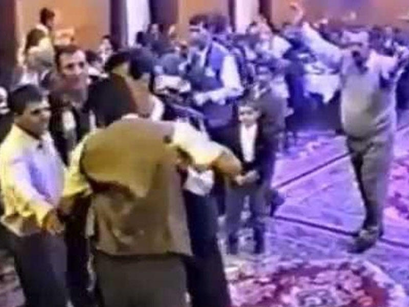 Sintezatorçunu bıçaqlayan müğənniyə cəza