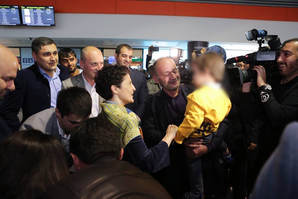 Həbsdə olan azərbaycanlı üç azyaşlı ölkəyə gətirildi: Nazir qarşıladı - FOTOLAR