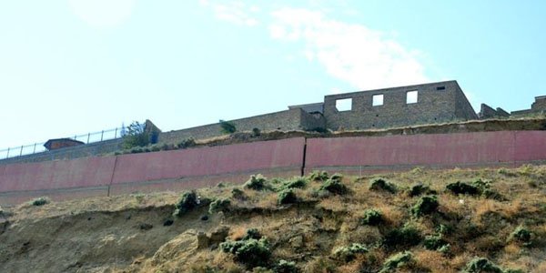 Villa sahibləri Badamdardan qaçır: Evləri gözətçilər qoruyur