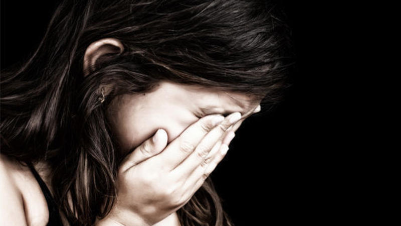 Azərbaycanda azyaşlı qıza qarşı iyrənc hərəkət – QADIN HƏBS EDİLDİ