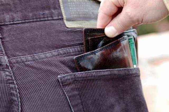 Bakıda cibgir qızların paltarından gileyləndi: “Çox dar geyinirlər”
