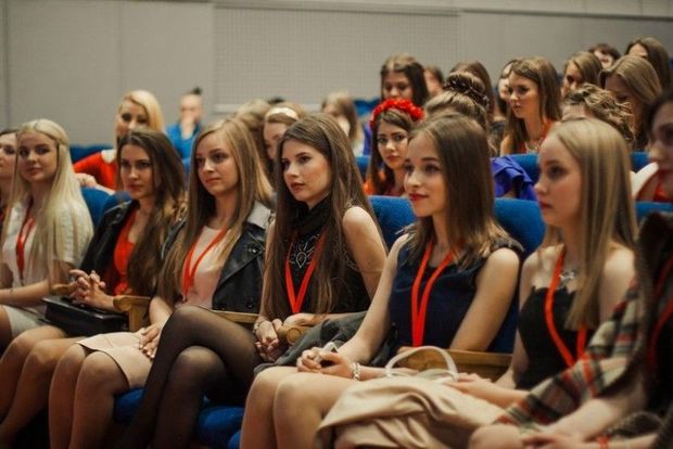 Bakıda tələbə qızlara qəribə qadağa: “Hündür daban ayaqqabı geyinməyin” - AÇIQLAMA