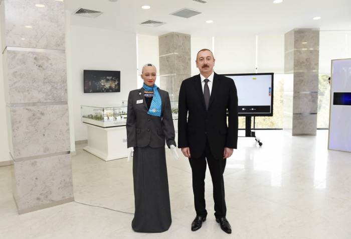 Prezident məşhur robotla görüşdü - FOTOLAR